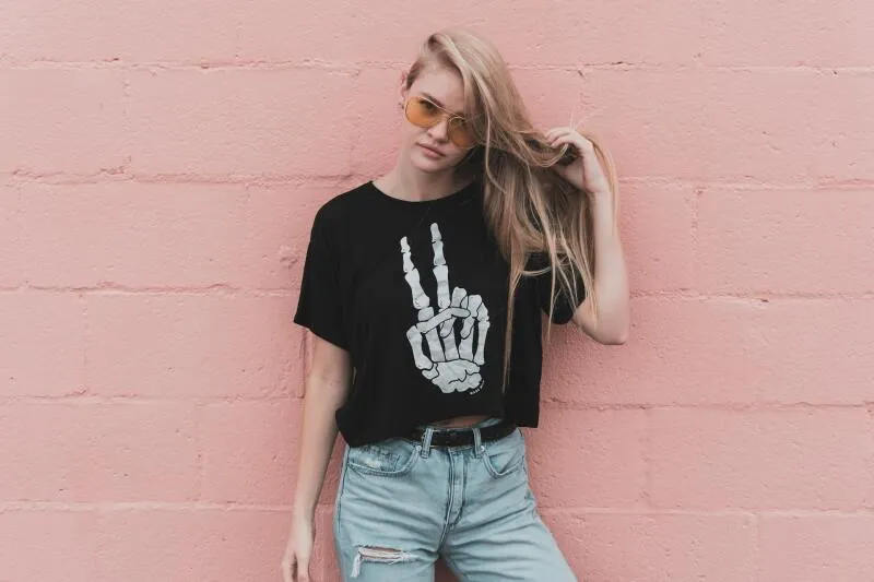Koszule damskie i T-shirty – jak zestawić je w jednej stylizacji?